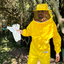 apicultor segurando luvas sr cross antiferroadas branco macacão apicultura sr premium duplo amarelo